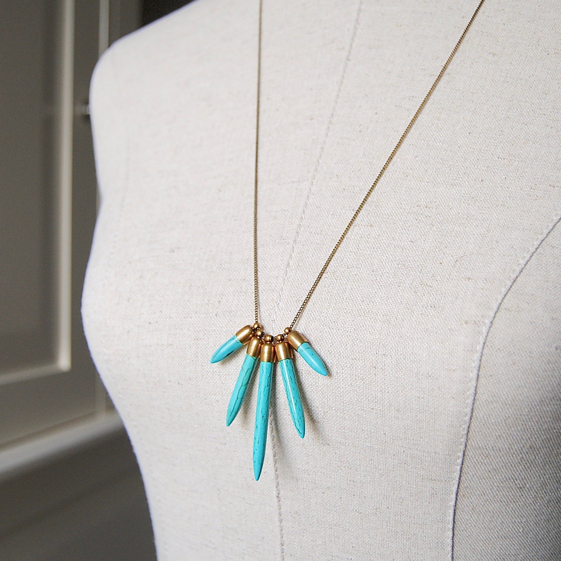 HOWLITE SPIKES NECKLACE