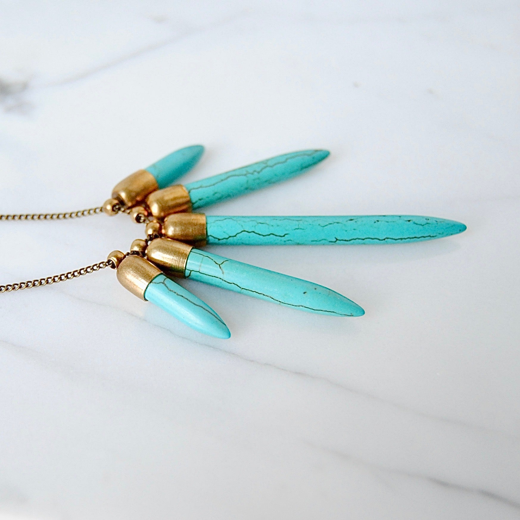 HOWLITE SPIKES NECKLACE