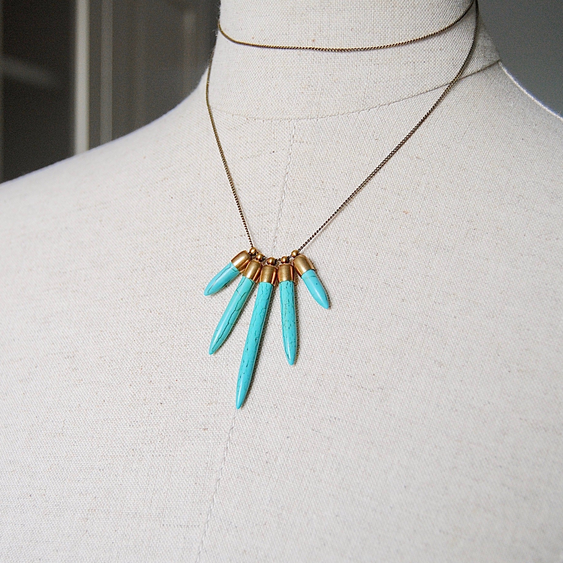 HOWLITE SPIKES NECKLACE